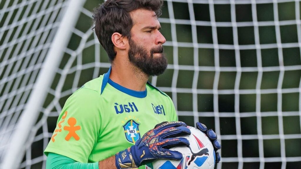 Alisson sente a lesão e vira preocupação no Liverpool