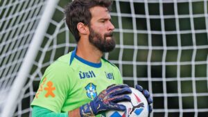 Alisson sente a lesão e vira preocupação no Liverpool