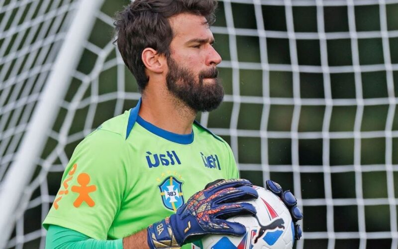 Alisson sente a lesão e vira preocupação no Liverpool