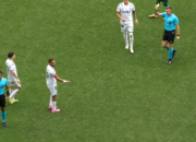 Neymar recebe cartão amarelo após confusão em substituição durante jogo entre Santos e Coritiba.