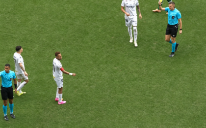 Neymar recebe cartão amarelo após confusão em substituição durante jogo entre Santos e Coritiba.