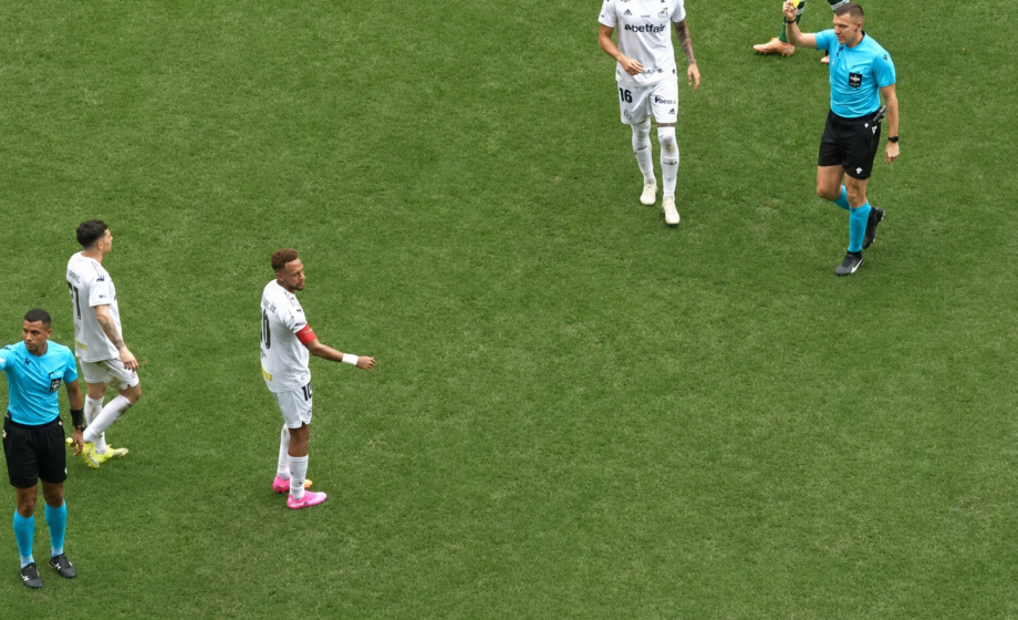 Neymar recebe cartão amarelo após confusão em substituição durante jogo entre Santos e Coritiba.